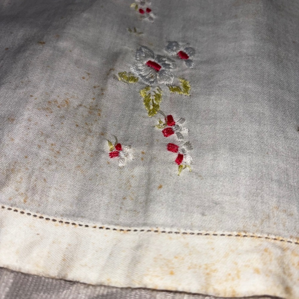 Vintage‎ Hand Embroidered Floral White Linen Guest Towel Dresser Scarf 18x11
